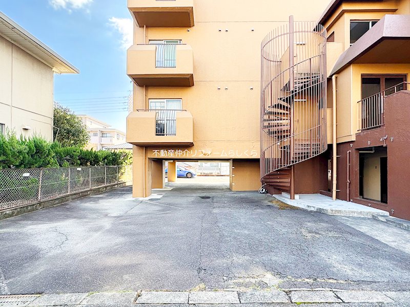 共用部写真（駐車場）