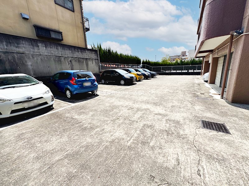 共用部写真（駐車場）