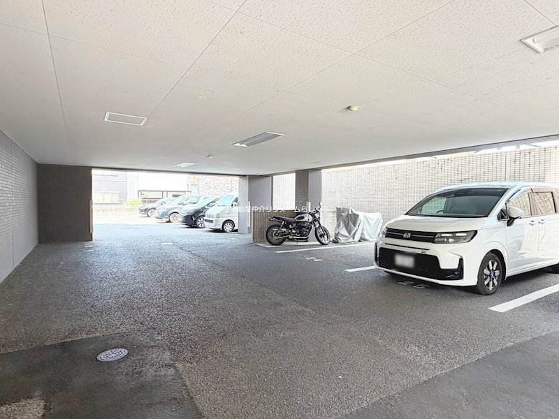 共用部写真（駐車場）