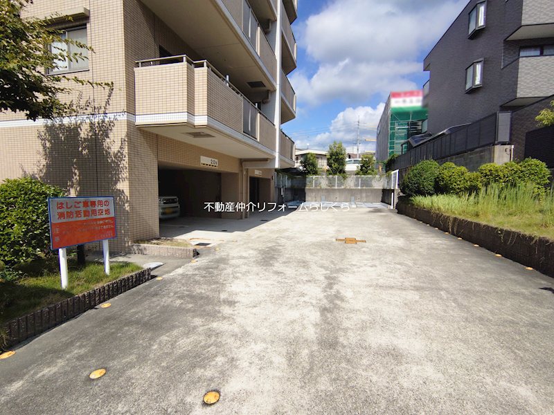 共用部写真（駐車場）